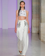 Load image into Gallery viewer, White Denim Jeans W/ Flower Appliqués